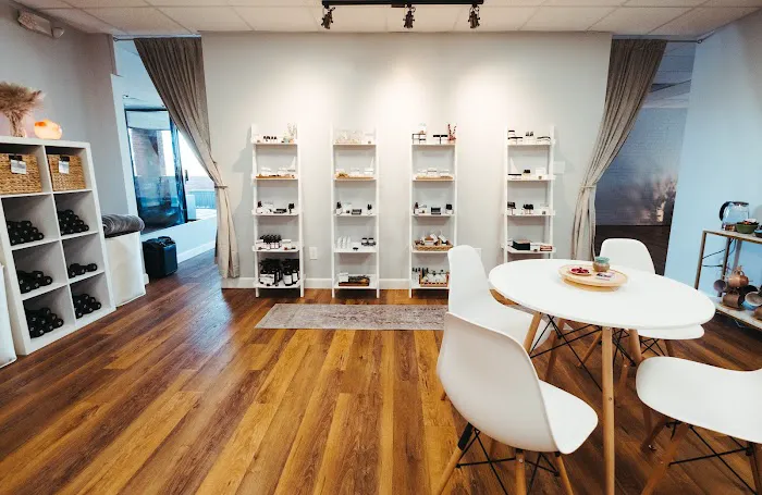 Glow by Lola - Studio + Shop Picture 6