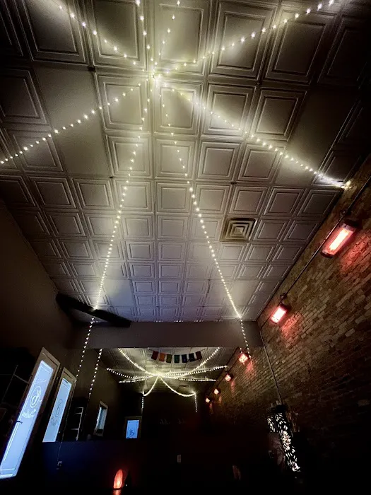 Salon 6 Yoga Picture 1