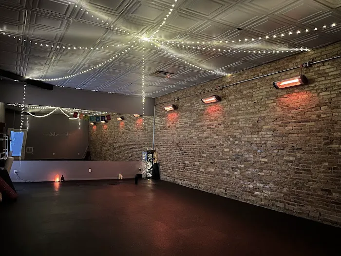 Salon 6 Yoga Picture 2