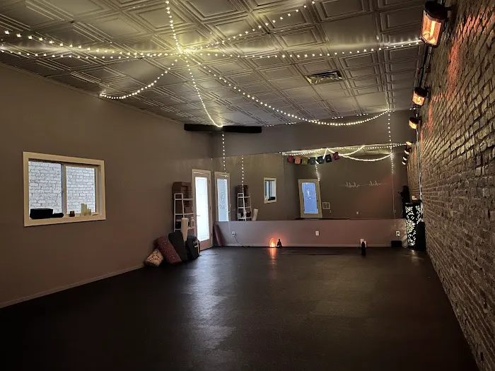 Salon 6 Yoga Picture 5