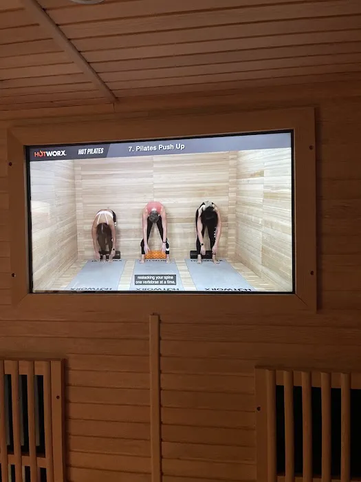 HOTWORX - Macomb Township Picture 3