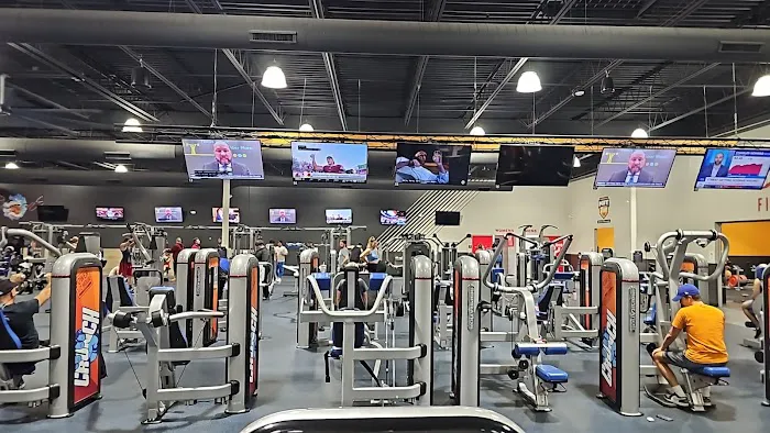 Crunch Fitness - Clinton Township Picture 1