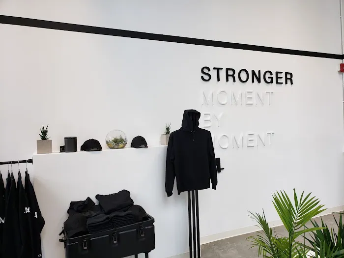 TRAIN MOMENT (West Loop) Picture 5