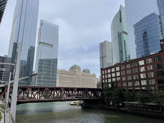 150 N Wacker Drive Building Picture 1