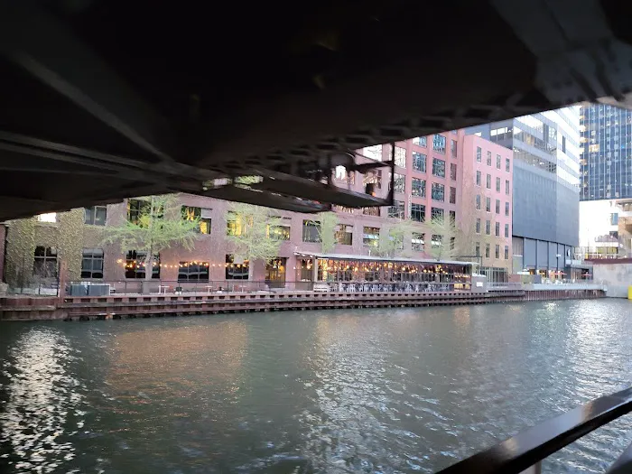 150 N Wacker Drive Building Picture 3