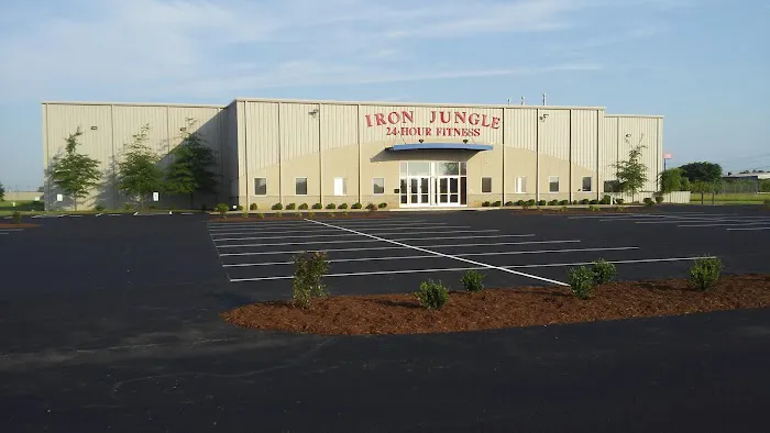 Iron Jungle Family Fitness Picture 8