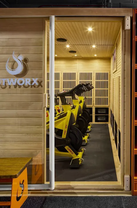 HOTWORX Elmhurst Picture 2