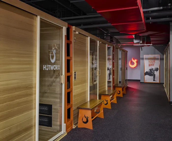 HOTWORX Elmhurst Picture 6