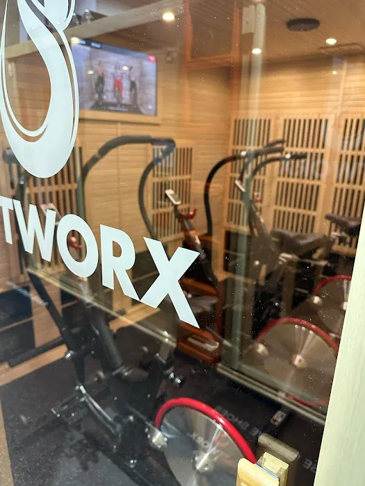 HOTWORX - Bethesda, MD - Woodmont Triangle Picture 6