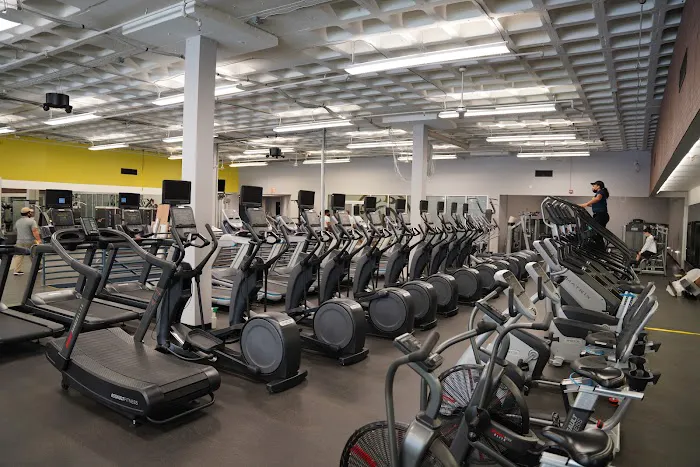 Gold's Gym - Van Ness Picture 2