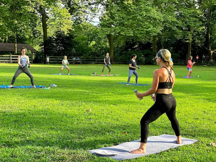Yoga in the Circle Picture 2