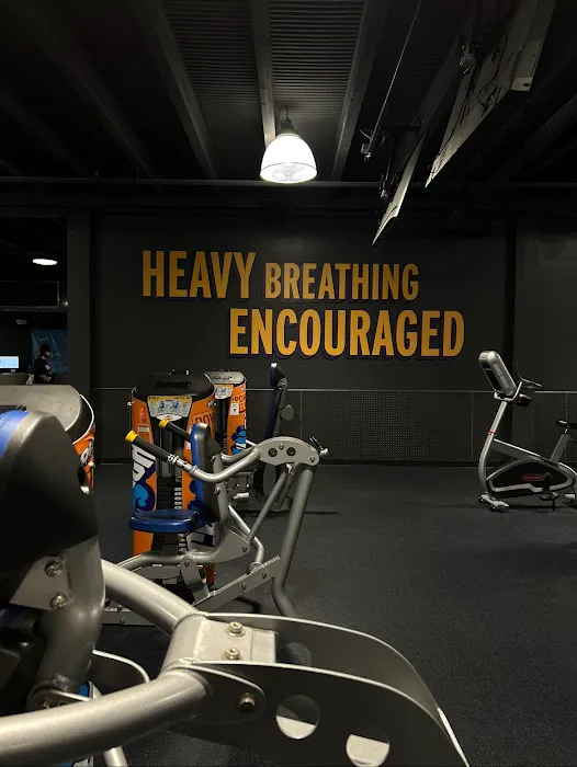 Crunch Fitness - Roosevelt Picture 10