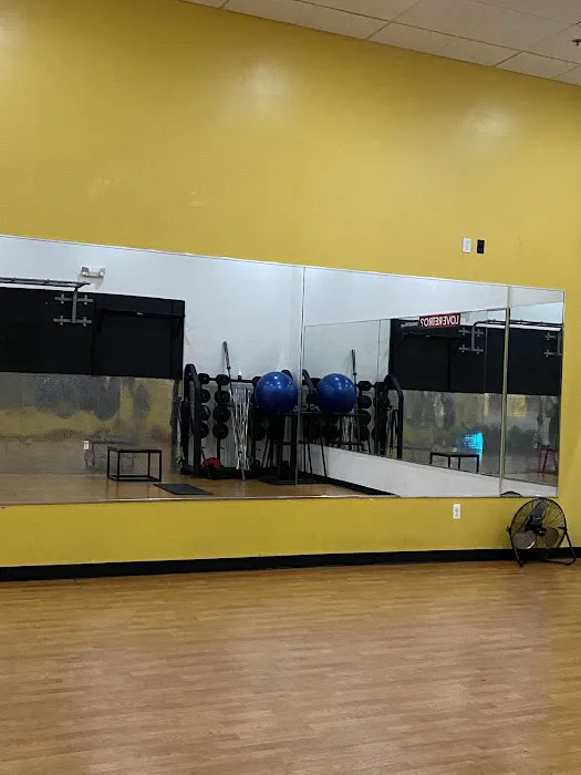 Retro Fitness Picture 7