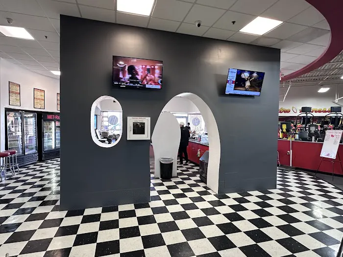Retro Fitness Picture 6
