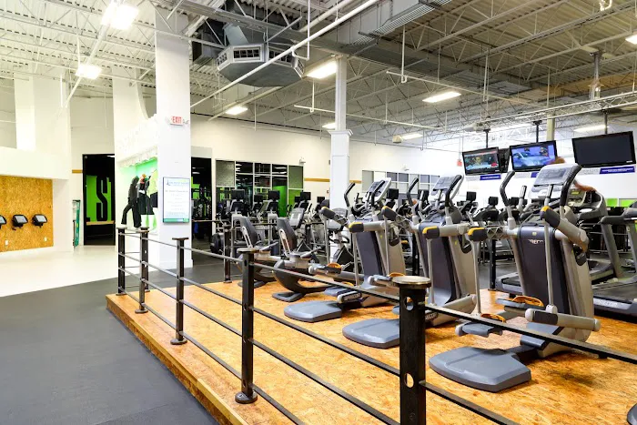 Crunch Fitness - Wall Township Picture 5