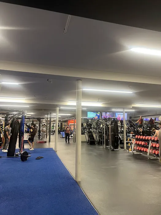 Crunch Fitness - Midland Park Picture 1