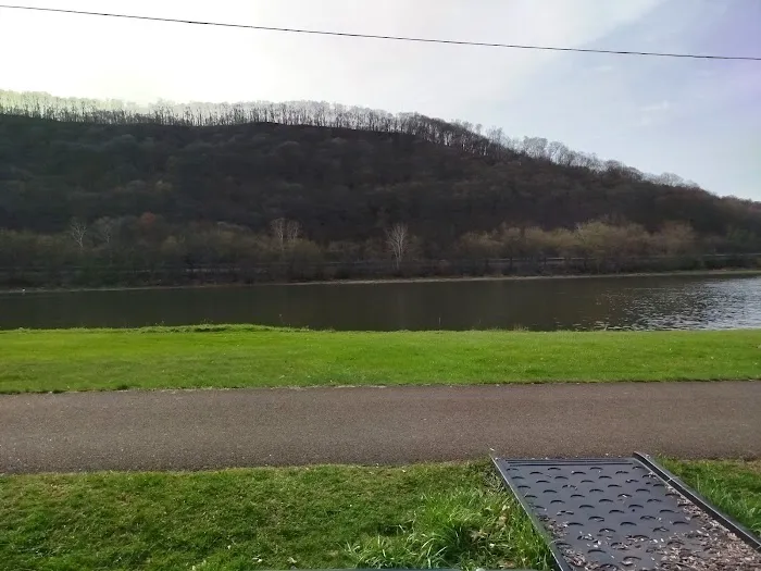 Outdoor Fitness Station Picture 4