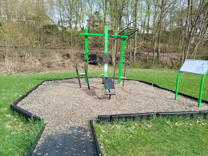 Outdoor Fitness Station Picture 3