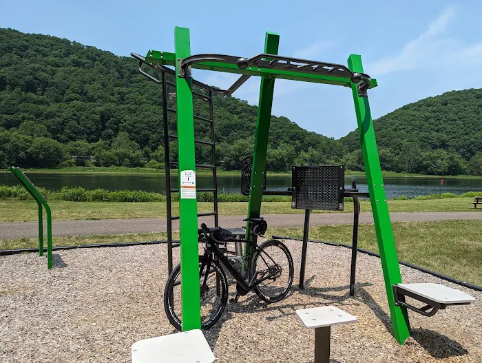 Outdoor Fitness Station Picture 9