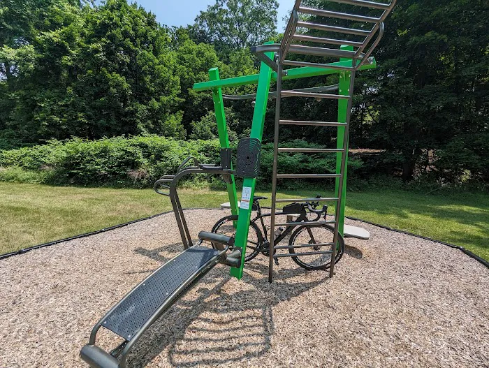 Outdoor Fitness Station Picture 8