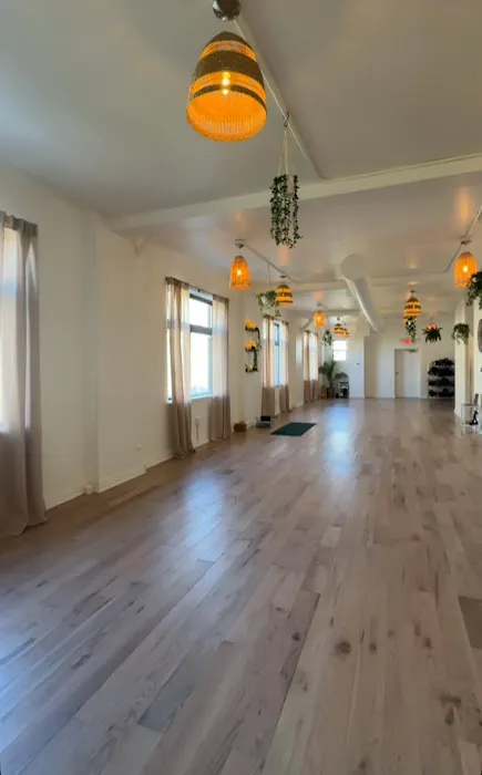 The Om Lounge Yoga & Wellness Picture 5