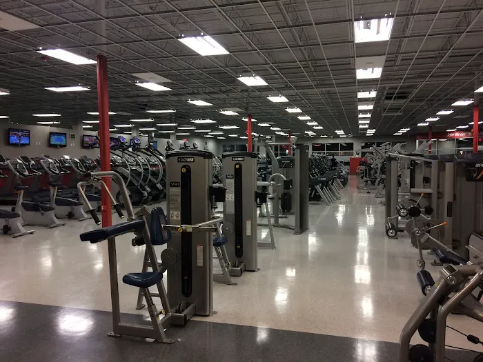Crunch Fitness - Fairmount Picture 9