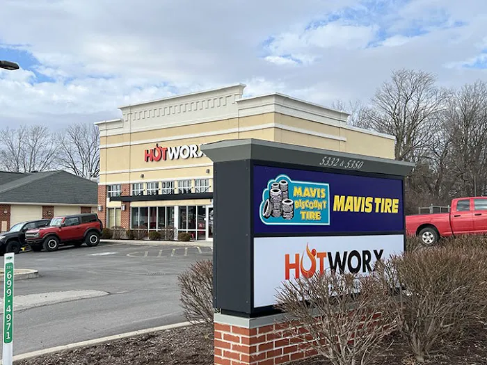 HOTWORX - Camillus, NY - West Genesee Picture 7