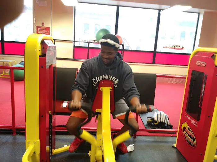 Retro Fitness Picture 6