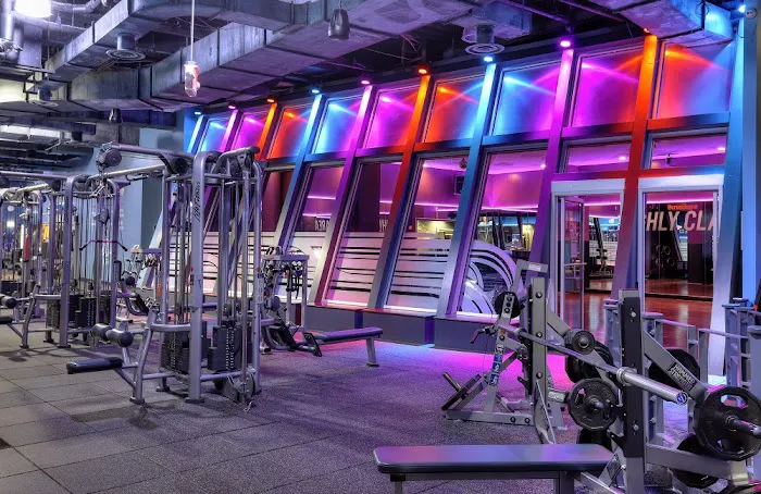 Crunch Fitness - Hoboken Picture 9
