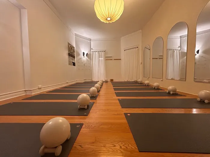 Aura Yoga + Pilates Studio | Upper West Side Picture 2