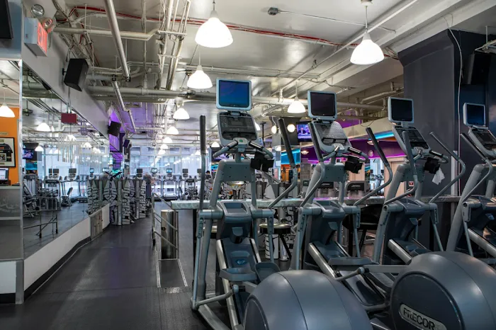 Crunch Fitness - 54th Street Picture 5