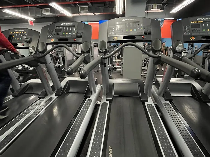 Blink Fitness Ozone Park Picture 3