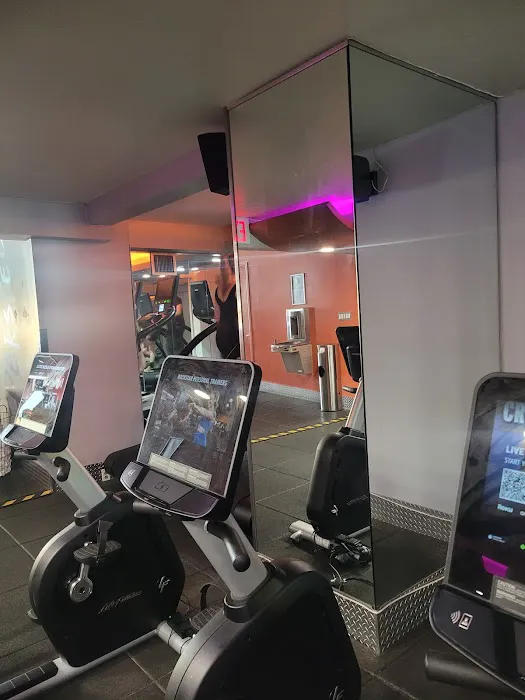 Crunch Fitness - 81st Street Picture 1