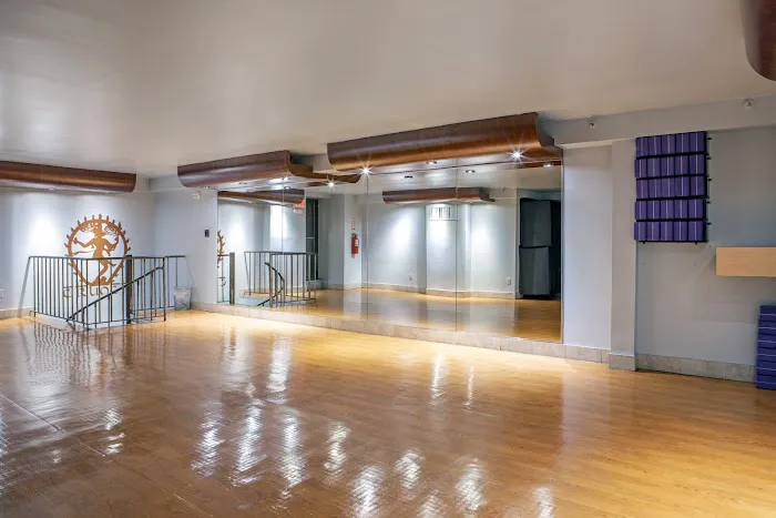 Crunch Fitness - 81st Street Picture 4