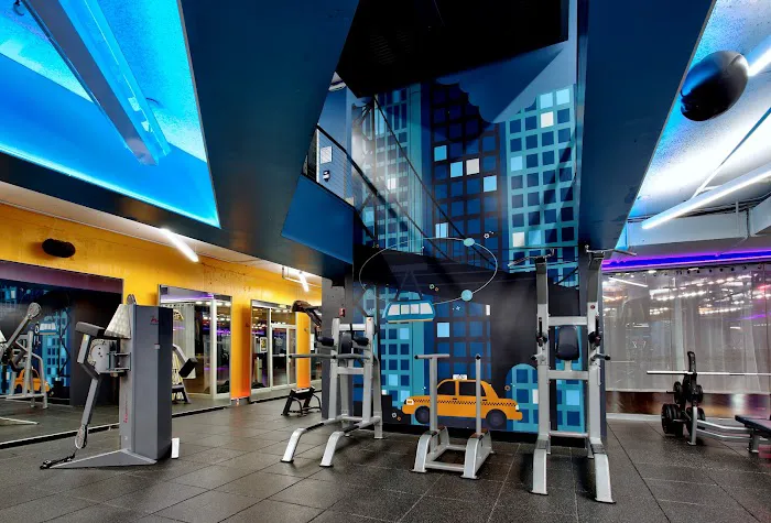 Crunch Fitness - 59th Street Picture 5