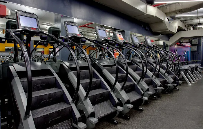 Crunch Fitness - 59th Street Picture 2
