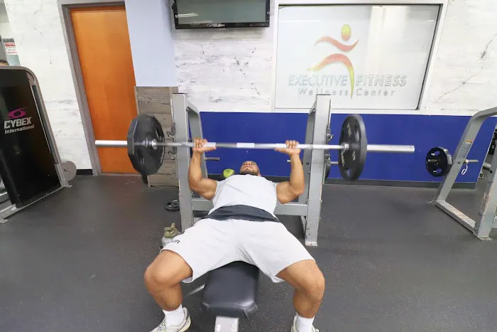 Executive Fitness Gym | Gimnasio | Bench Press | Low Impact Workout Picture 3