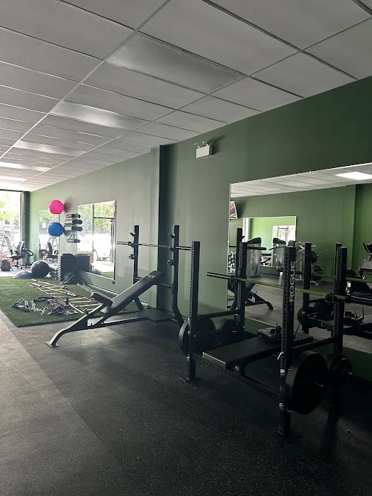 IR FITNESS TRAINING CENTER Picture 9