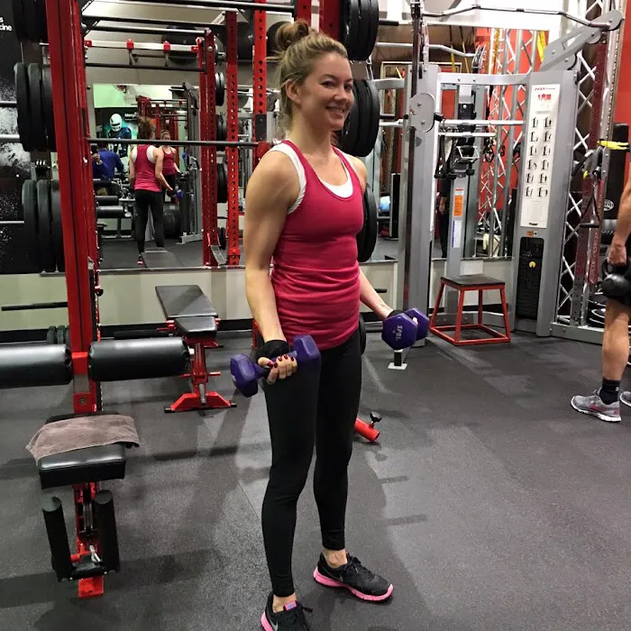 Red Fitness Lounge Picture 8