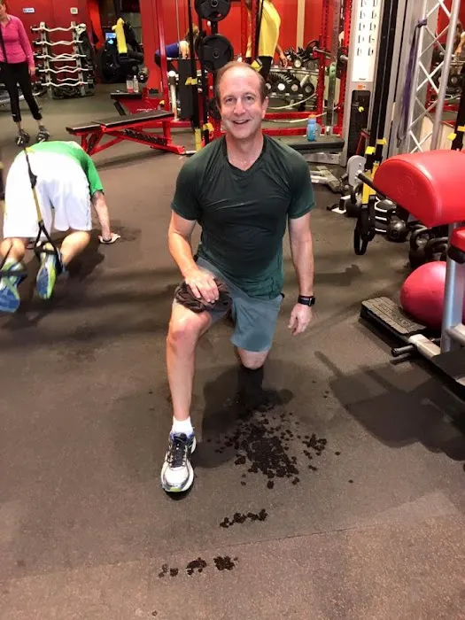 Red Fitness Lounge Picture 7