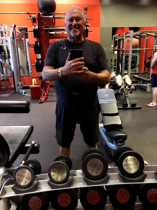 Red Fitness Lounge Picture 4