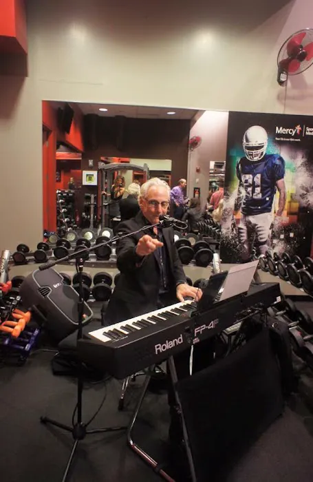 Red Fitness Lounge Picture 3