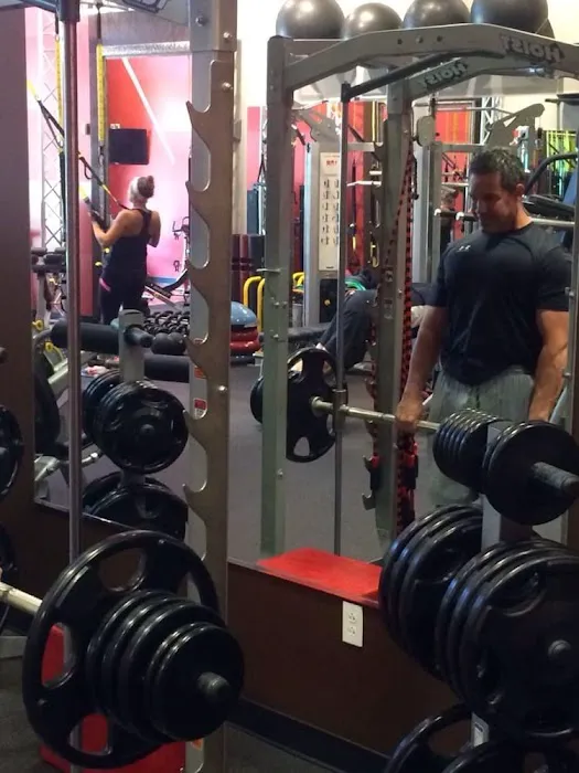 Red Fitness Lounge Picture 2