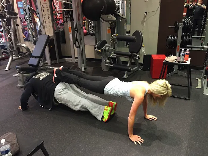 Red Fitness Lounge Picture 5