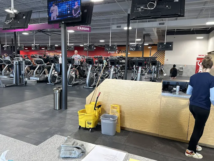 Crunch Fitness - Round Lake Picture 1