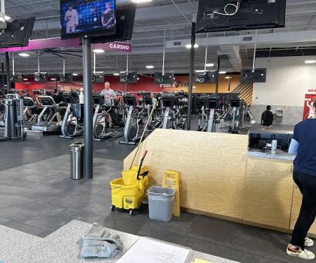 Crunch Fitness - Round Lake