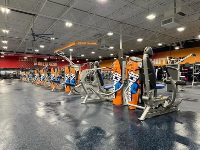 Crunch Fitness - Outer Loop Picture 3