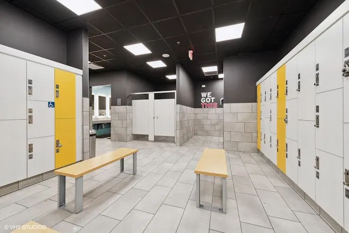 Crunch Fitness - Outer Loop Picture 2