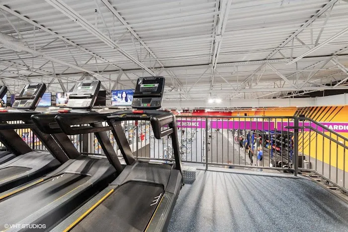 Crunch Fitness - Outer Loop Picture 8