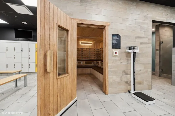 Crunch Fitness - Outer Loop Picture 6